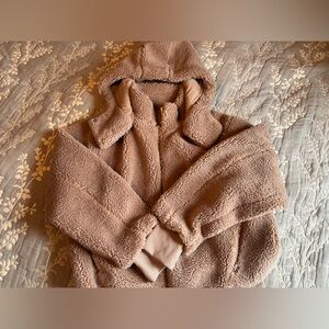 ALO Yoga Foxy Sherpa Jacket(Chai Latte)